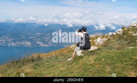 Die Feriengäste auf dem Monte Baldo am Gardasee fotografiert die Landschaft mit ihrem Smartphone Stockfoto