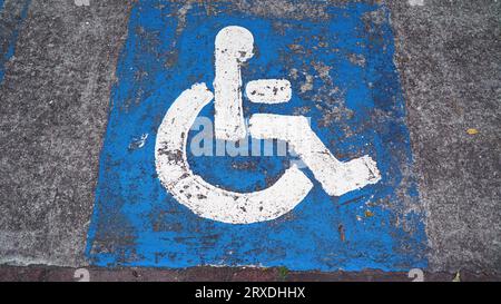 Barrierefreier Behindertenparkplatz für Rollstuhlfahrer mit blau markiertem Symbol für Barrierefreiheit Stockfoto