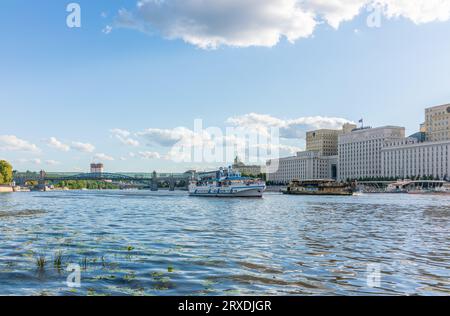 Moskau, Russland - 28. Juli 2022: Ansicht des Verteidigungsministeriums der Russischen Föderation und Moskauer Flussufer. Übersetzung der Inschrift - Mi Stockfoto