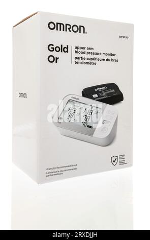 Winneconne, WI - 23. September 2023: Ein Paket von Omron Oberarm-Blutdruckmessgerät auf isoliertem Hintergrund Stockfoto