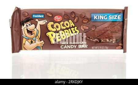 Winneconne, WI - 23. September 2023: Ein Paket von Frankford Post Cocoa Pebbles Candy Bar auf einem isolierten Hintergrund Stockfoto