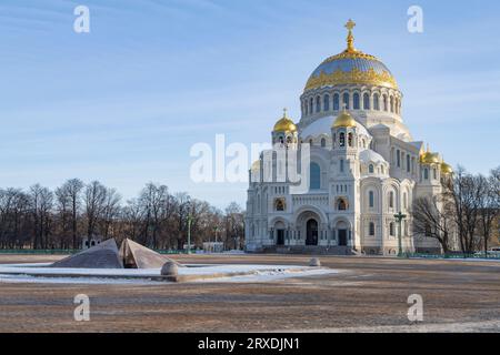 KRONSTADT, RUSSLAND - 18. JANUAR 2022: Blick auf die Marinekathedrale St. Nikolaus der Wundertäter an einem Januartag Stockfoto