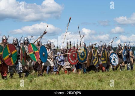 TVER REGION, RUSSLAND - 22. JULI 2022: Eine Abteilung von frühmittelalterlichen Kriegern geht an einem sonnigen Julitag in die Schlacht. Historisches Festival „Epic Coast-2022“ Stockfoto
