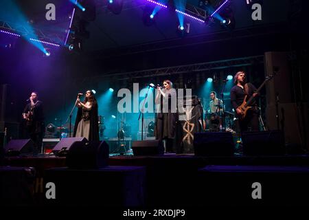 TVER REGION, RUSSLAND - 23. JULI 2022: Fragment der Aufführung der Folkgruppe 'Bjarla' auf dem historischen Festival 'Epic Coast - 2022' Stockfoto