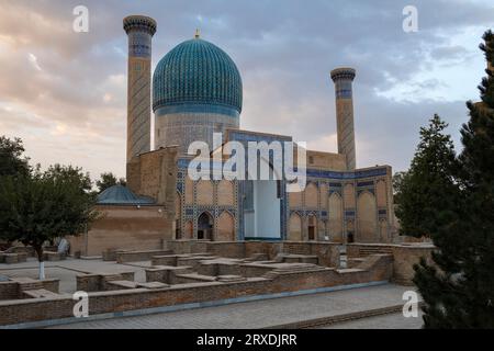 SAMARKAND, USBEKISTAN - 12. SEPTEMBER 2022: Blick auf das alte Mausoleum Gur-Emir (Mausoleum von Tamerlane) am frühen Septembermorgen Stockfoto