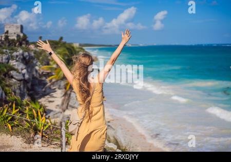 Frau Tourist genießt die Aussicht präkolumbianische Maya-ummauerte Stadt Tulum, Quintana Roo, Mexiko, Nordamerika, Tulum, Mexiko. El Castillo - Schloss The Stockfoto