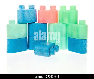 Winneconne, WI - 23. September 2023: Ein Paket mit einem altmodischen Mattel-Tuff-Zeug, das sich durch Bausteine auf einem isolierten Hintergrund auszeichnet Stockfoto