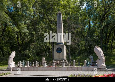 PYATIGORSK, RUSSLAND - 07. JUNI 2023: Gedenkobelisk am Ort des Sterblichkeitsduells des russischen Dichters M. Yu. Lermontow an einem Junitag Stockfoto