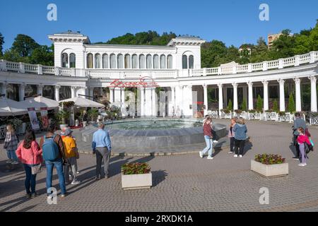 KISLOVODSK, RUSSLAND - 07. JUNI 2023: „Kolonnade von 1912“ Monument-Pavillon am Haupteingang zum Stadtpark von Kislovodsk. Kaukasisches Mineralwasser Stockfoto