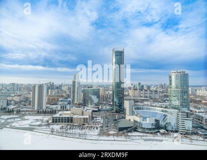 Jekaterinburg-Stadt mit Gebäuden der Regionalregierung und des Parlaments, Dramatisches Theater, Iset-Turm, Yeltsin-Zentrum, Panoramablick bei Sonnenuntergang im Winter Stockfoto