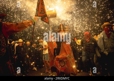 Tarragona, Spanien. September 2023 25. „Correfocs“ (Feuerläufer) zündeten ihr Feuerwerk unter einer jubelnden Zuschauermenge beim „Santa Tecla Festival“ in Tarragona an. Quelle: Matthias Oesterle/Alamy Live News Stockfoto