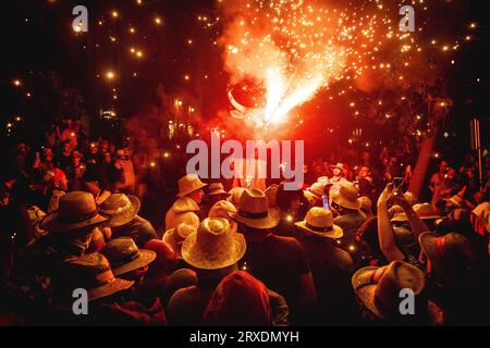 Tarragona, Spanien. September 2023 25. „Correfocs“ (Feuerläufer) zündeten ihr Feuerwerk unter einer jubelnden Zuschauermenge beim „Santa Tecla Festival“ in Tarragona an. Quelle: Matthias Oesterle/Alamy Live News Stockfoto