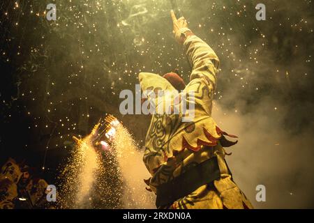 Tarragona, Spanien. September 2023 25. „Correfocs“ (Feuerläufer) zündeten ihr Feuerwerk unter einer jubelnden Zuschauermenge beim „Santa Tecla Festival“ in Tarragona an. Quelle: Matthias Oesterle/Alamy Live News Stockfoto