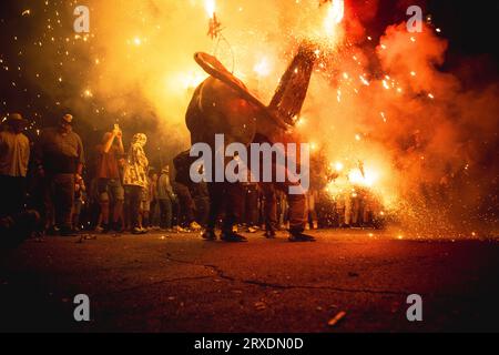 Tarragona, Spanien. September 2023 25. „Correfocs“ (Feuerläufer) zündeten ihr Feuerwerk unter einer jubelnden Zuschauermenge beim „Santa Tecla Festival“ in Tarragona an. Quelle: Matthias Oesterle/Alamy Live News Stockfoto