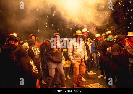Tarragona, Spanien. September 2023 25. Die Zuschauermenge tanzt unter einem Feuerwerk, das von ‚Correfocs (Feuerläufer) beim „Santa Tecla Festival“ in Tarragona ausgelöst wird. Quelle: Matthias Oesterle/Alamy Live News Stockfoto
