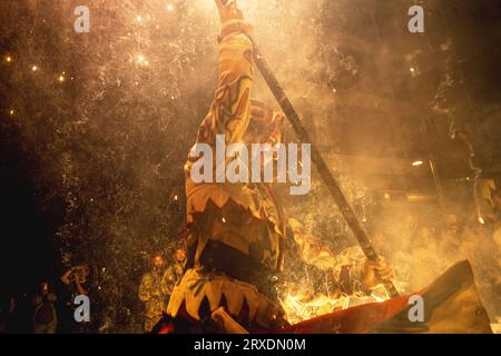 Tarragona, Spanien. September 2023 25. „Correfocs“ (Feuerläufer) zündeten ihr Feuerwerk unter einer jubelnden Zuschauermenge beim „Santa Tecla Festival“ in Tarragona an. Quelle: Matthias Oesterle/Alamy Live News Stockfoto