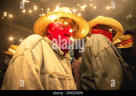Tarragona, Spanien. September 2023 25. Die Zuschauermenge tanzt unter einem Feuerwerk, das von ‚Correfocs (Feuerläufer) beim „Santa Tecla Festival“ in Tarragona ausgelöst wird. Quelle: Matthias Oesterle/Alamy Live News Stockfoto