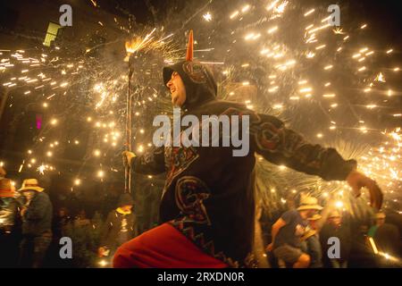 Tarragona, Spanien. September 2023 25. „Correfocs“ (Feuerläufer) zündeten ihr Feuerwerk unter einer jubelnden Zuschauermenge beim „Santa Tecla Festival“ in Tarragona an. Quelle: Matthias Oesterle/Alamy Live News Stockfoto