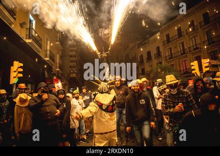 Tarragona, Spanien. September 2023 25. „Correfocs“ (Feuerläufer) zündeten ihr Feuerwerk unter einer jubelnden Zuschauermenge beim „Santa Tecla Festival“ in Tarragona an. Quelle: Matthias Oesterle/Alamy Live News Stockfoto