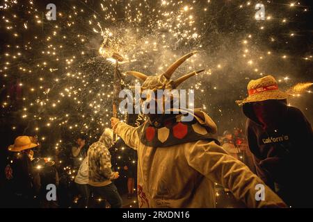 Tarragona, Spanien. September 2023 25. „Correfocs“ (Feuerläufer) zündeten ihr Feuerwerk unter einer jubelnden Zuschauermenge beim „Santa Tecla Festival“ in Tarragona an. Quelle: Matthias Oesterle/Alamy Live News Stockfoto