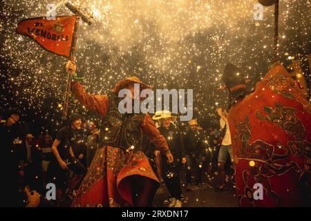 Tarragona, Spanien. September 2023 25. „Correfocs“ (Feuerläufer) zündeten ihr Feuerwerk unter einer jubelnden Zuschauermenge beim „Santa Tecla Festival“ in Tarragona an. Quelle: Matthias Oesterle/Alamy Live News Stockfoto
