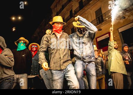 Tarragona, Spanien. September 2023 25. Die Zuschauermenge tanzt unter einem Feuerwerk, das von ‚Correfocs (Feuerläufer) beim „Santa Tecla Festival“ in Tarragona ausgelöst wird. Quelle: Matthias Oesterle/Alamy Live News Stockfoto