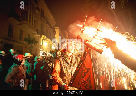 Tarragona, Spanien. September 2023 25. „Correfocs“ (Feuerläufer) zündeten ihr Feuerwerk unter einer jubelnden Zuschauermenge beim „Santa Tecla Festival“ in Tarragona an. Quelle: Matthias Oesterle/Alamy Live News Stockfoto