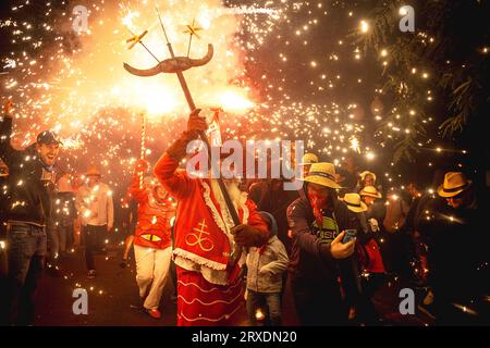 Tarragona, Spanien. September 2023 25. „Correfocs“ (Feuerläufer) zündeten ihr Feuerwerk unter einer jubelnden Zuschauermenge beim „Santa Tecla Festival“ in Tarragona an. Quelle: Matthias Oesterle/Alamy Live News Stockfoto
