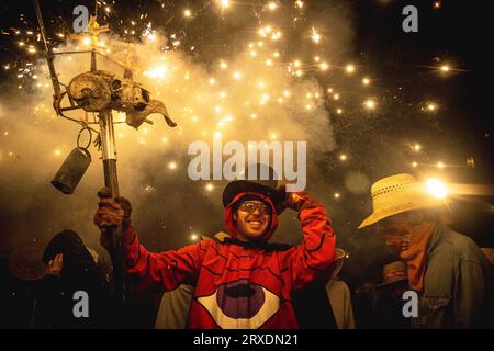 Tarragona, Spanien. September 2023 25. „Correfocs“ (Feuerläufer) zündeten ihr Feuerwerk unter einer jubelnden Zuschauermenge beim „Santa Tecla Festival“ in Tarragona an. Quelle: Matthias Oesterle/Alamy Live News Stockfoto