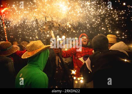 Tarragona, Spanien. September 2023 25. „Correfocs“ (Feuerläufer) zündeten ihr Feuerwerk unter einer jubelnden Zuschauermenge beim „Santa Tecla Festival“ in Tarragona an. Quelle: Matthias Oesterle/Alamy Live News Stockfoto