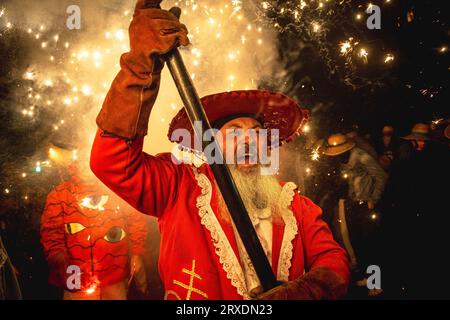 Tarragona, Spanien. September 2023 25. „Correfocs“ (Feuerläufer) zündeten ihr Feuerwerk unter einer jubelnden Zuschauermenge beim „Santa Tecla Festival“ in Tarragona an. Quelle: Matthias Oesterle/Alamy Live News Stockfoto