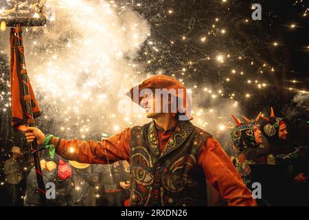 Tarragona, Spanien. September 2023 25. „Correfocs“ (Feuerläufer) zündeten ihr Feuerwerk unter einer jubelnden Zuschauermenge beim „Santa Tecla Festival“ in Tarragona an. Quelle: Matthias Oesterle/Alamy Live News Stockfoto
