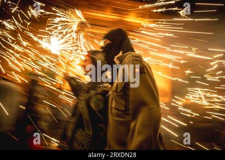 Tarragona, Spanien. September 2023 25. „Correfocs“ (Feuerläufer) zündeten ihr Feuerwerk unter einer jubelnden Zuschauermenge beim „Santa Tecla Festival“ in Tarragona an. Quelle: Matthias Oesterle/Alamy Live News Stockfoto