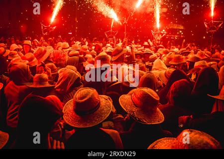 Tarragona, Spanien. September 2023 25. Die Zuschauermenge tanzt unter einem Feuerwerk, das von ‚Correfocs (Feuerläufer) beim „Santa Tecla Festival“ in Tarragona ausgelöst wird. Quelle: Matthias Oesterle/Alamy Live News Stockfoto