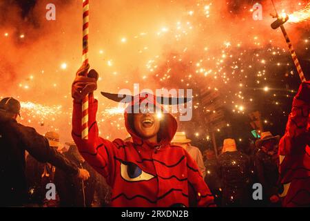 Tarragona, Spanien. September 2023 25. „Correfocs“ (Feuerläufer) zündeten ihr Feuerwerk unter einer jubelnden Zuschauermenge beim „Santa Tecla Festival“ in Tarragona an. Quelle: Matthias Oesterle/Alamy Live News Stockfoto