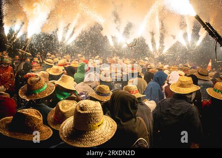 Tarragona, Spanien. September 2023 25. Die Zuschauermenge tanzt unter einem Feuerwerk, das von ‚Correfocs (Feuerläufer) beim „Santa Tecla Festival“ in Tarragona ausgelöst wird. Quelle: Matthias Oesterle/Alamy Live News Stockfoto