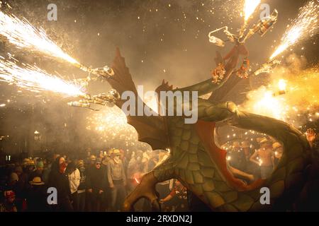 Tarragona, Spanien. September 2023 25. „Correfocs“ (Feuerläufer) zündeten ihr Feuerwerk unter einer jubelnden Zuschauermenge beim „Santa Tecla Festival“ in Tarragona an. Quelle: Matthias Oesterle/Alamy Live News Stockfoto