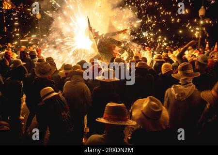 Tarragona, Spanien. September 2023 25. „Correfocs“ (Feuerläufer) zündeten ihr Feuerwerk unter einer jubelnden Zuschauermenge beim „Santa Tecla Festival“ in Tarragona an. Quelle: Matthias Oesterle/Alamy Live News Stockfoto