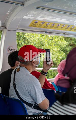 Der Malacca River ist ein Fluss in Malaysia, der durch die Mitte des Bundesstaates Malacca fließt. Ein Tourist, der mit seinem Handy Erinnerungen aufnimmt. Stockfoto