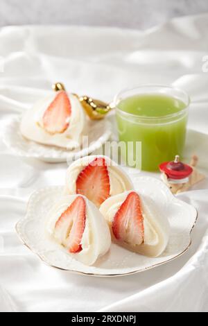 Daifuku, japanische Süßwaren Ichigo Daifuku, kleines, runder, klebriger Reisnachtisch mit Erdbeeren und roter Bohnenpaste Stockfoto