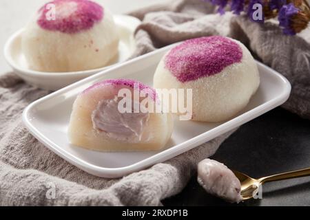 Daifuku, japanische Süßwaren Ichigo Daifuku, kleines, rundliches, klebriges Reisdessert mit Heidelbeere Stockfoto