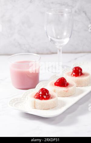 Daifuku, japanische Süßwaren Ichigo Daifuku, kleines, rundliches, klebriges Reisdessert mit Preiselbeere Stockfoto