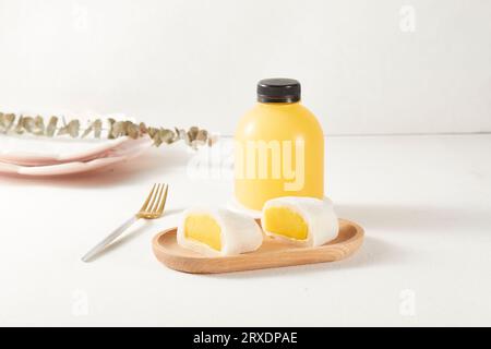 Daifuku, japanische Süßwaren Ichigo Daifuku, kleines, rundliches, klebriges Reisdessert mit Mango Stockfoto