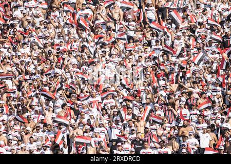 São PAULO, BRASILIEN - 24. SEPTEMBER: Unterstützer von Sao Paulo während des Spiels zwischen Sao Paulo und Flamengo-RJ als Teil des letzten zweiten Leg von Copa do Brasil im Morumbi-Stadion am 24. September 2023 in São Paulo, Brasilien. (Foto: Wanderson Oliveira/PxImages) Credit: PX Images/Alamy Live News Stockfoto