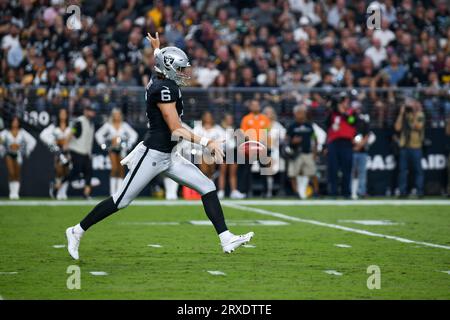 Las Vegas, Nevada, USA. September 2023. 24. September 2023 Las Vegas Raiders Punter AJ Cole (6) schlägt den Ball während Pittsburgh Steelers vs Las Vegas Raiders in Las Vegas, NV. Jake Mysliwczyk/AMG Media (Bild: © Jake Mysliwczyk/BMR über ZUMA Press Wire) NUR REDAKTIONELLE VERWENDUNG! Nicht für kommerzielle ZWECKE! Quelle: ZUMA Press, Inc./Alamy Live News Stockfoto