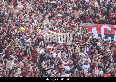 São PAULO, BRASILIEN - 24. SEPTEMBER: Anhänger des Flamengo-RJ während des Spiels zwischen Sao Paulo und Flamengo-RJ im letzten zweiten Leg der Copa do Brasil im Morumbi-Stadion am 24. September 2023 in São Paulo, Brasilien. (Foto: Wanderson Oliveira/PxImages/SIPA USA) Credit: SIPA USA/Alamy Live News Stockfoto