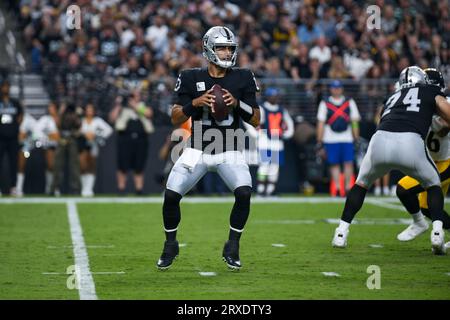 Las Vegas, Nevada, USA. September 2023. 24. September 2023 Quarterback Jimmy Garoppolo (10) der Las Vegas Raiders mit dem Ball während der Pittsburgh Steelers vs Las Vegas Raiders in Las Vegas, NV. Jake Mysliwczyk/AMG Media (Bild: © Jake Mysliwczyk/BMR über ZUMA Press Wire) NUR REDAKTIONELLE VERWENDUNG! Nicht für kommerzielle ZWECKE! Quelle: ZUMA Press, Inc./Alamy Live News Stockfoto