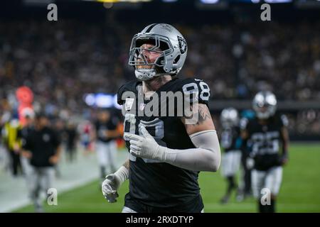 Las Vegas, Nevada, USA. September 2023. 24. September 2023 Las Vegas Raiders Defensive End Maxx Crosby (98) während Pittsburgh Steelers vs Las Vegas Raiders in Las Vegas, NV. Jake Mysliwczyk/AMG Media (Bild: © Jake Mysliwczyk/BMR über ZUMA Press Wire) NUR REDAKTIONELLE VERWENDUNG! Nicht für kommerzielle ZWECKE! Quelle: ZUMA Press, Inc./Alamy Live News Stockfoto