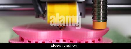 Nahaufnahme von Kunststoffteilen mit 3D-Drucker. Stockfoto