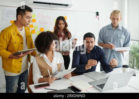 Ein Team von Führungskräften, das sich online mit dem Kunden trifft und Projektdetails diskutiert Stockfoto